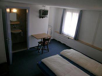 Hostal Hirschen Backpacker-hotel & Pub *
